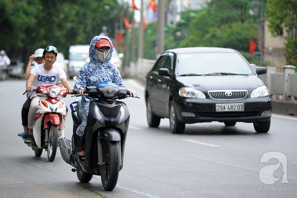 Mưa kéo dài, thời tiết Hà Nội mát mẻ như mùa thu